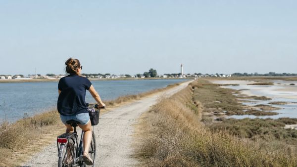 Explorer l'île de Noirmoutier à vélo pour profiter des marais