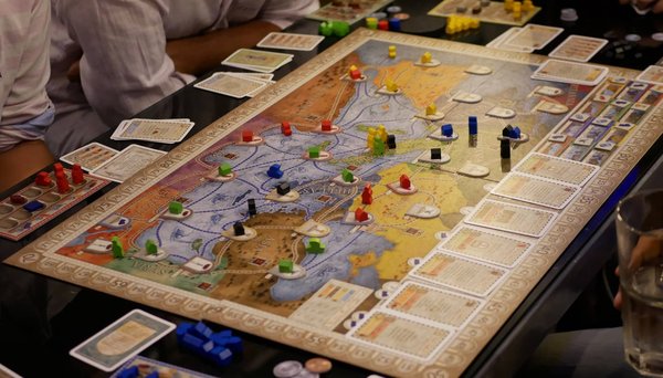 Comment apprendre les règles et les stratégies des jeux de société et de réflexion ?